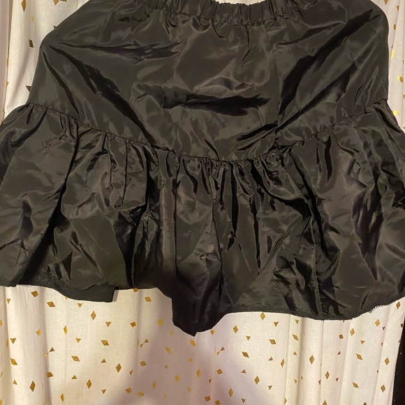 PrettyLittleThing Black Shell Puff Skirt - Picture 2 of 4